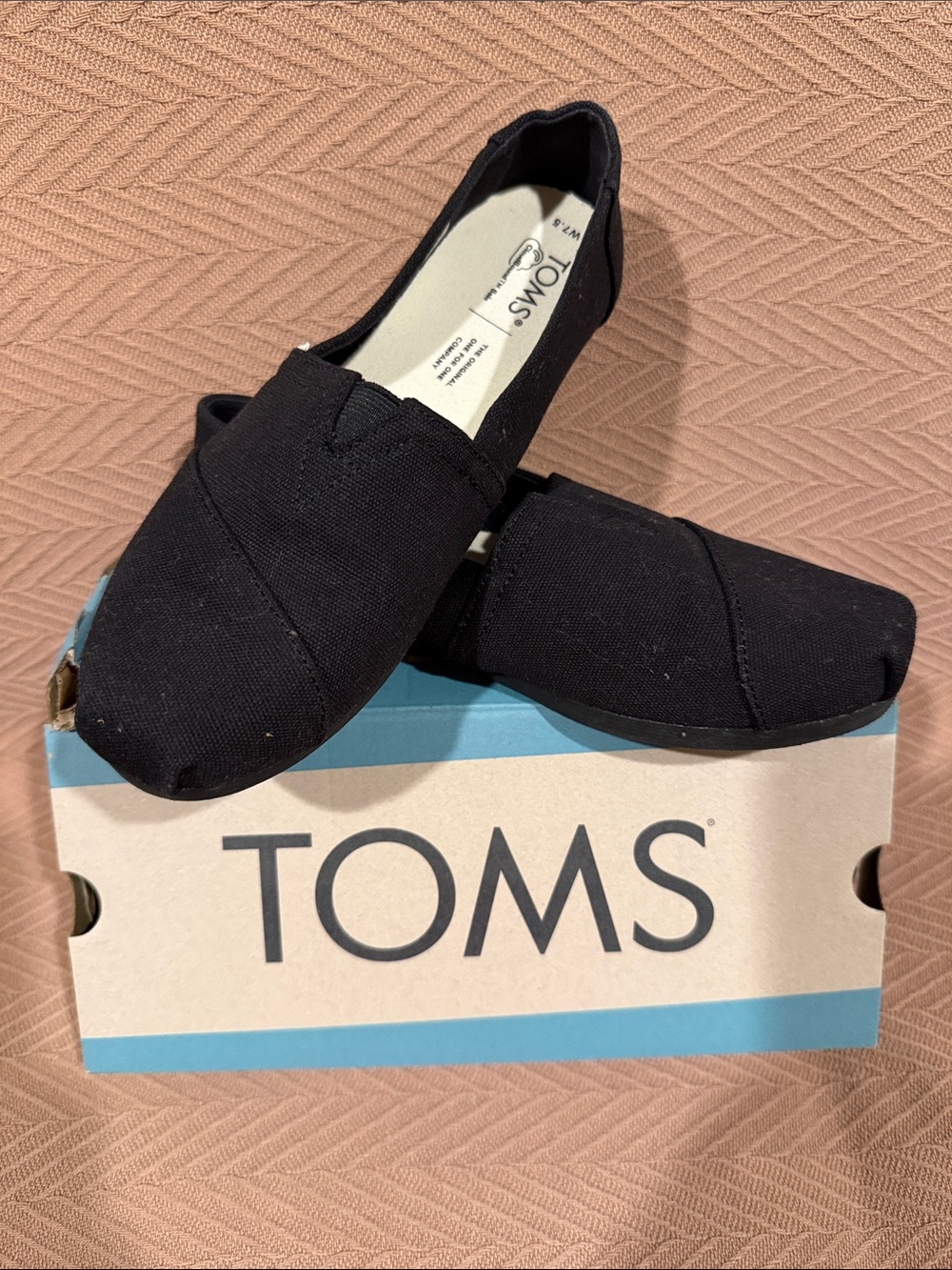 Women’s TOMS Black Canvas Slip-On Flats 7.5 like new